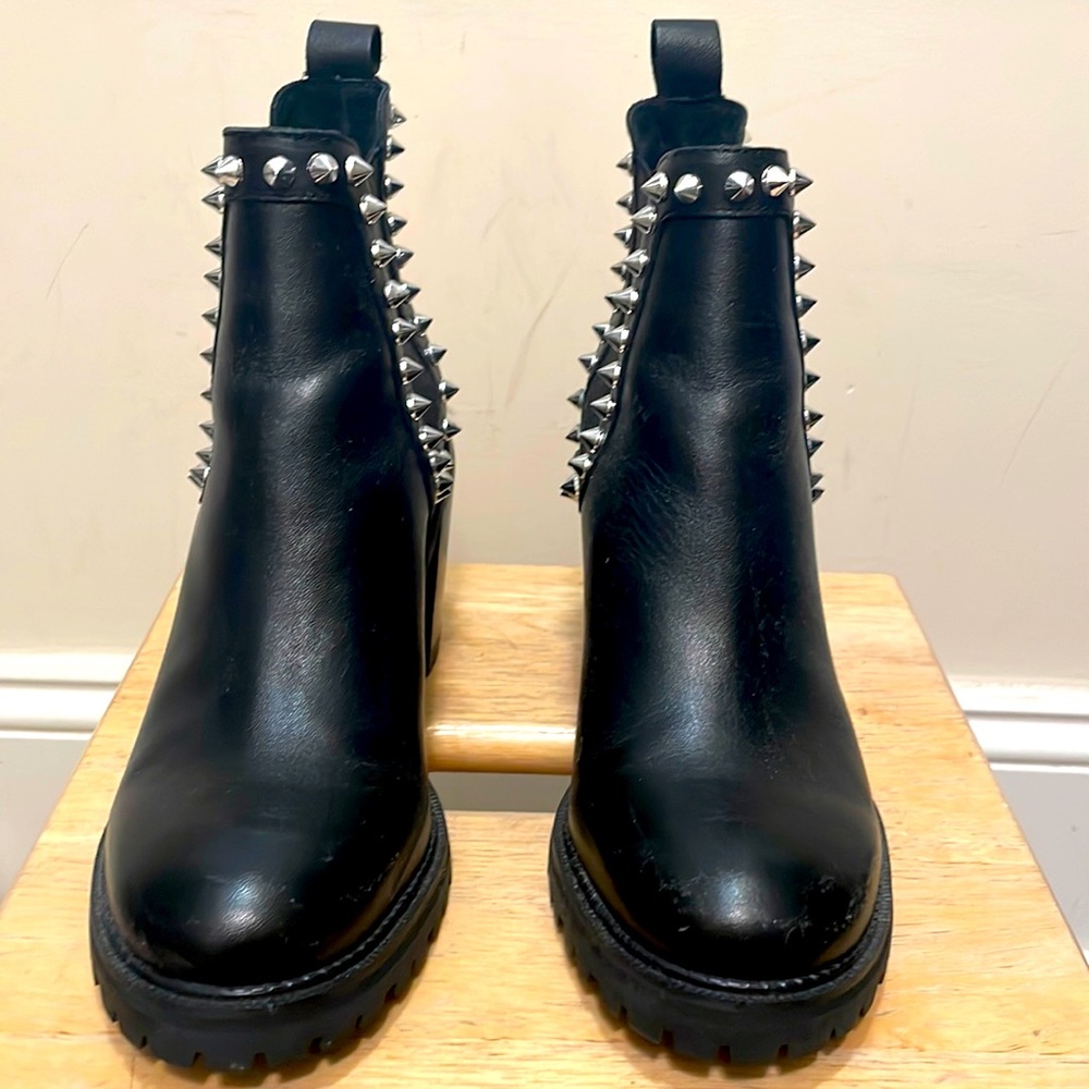Steve madden leather booties lug sole with studded detail.